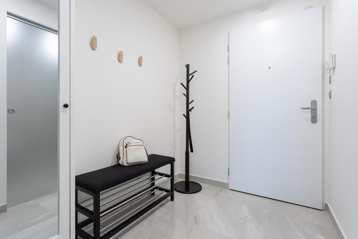 Yellow Apartment With Parking Prague Exterior photo