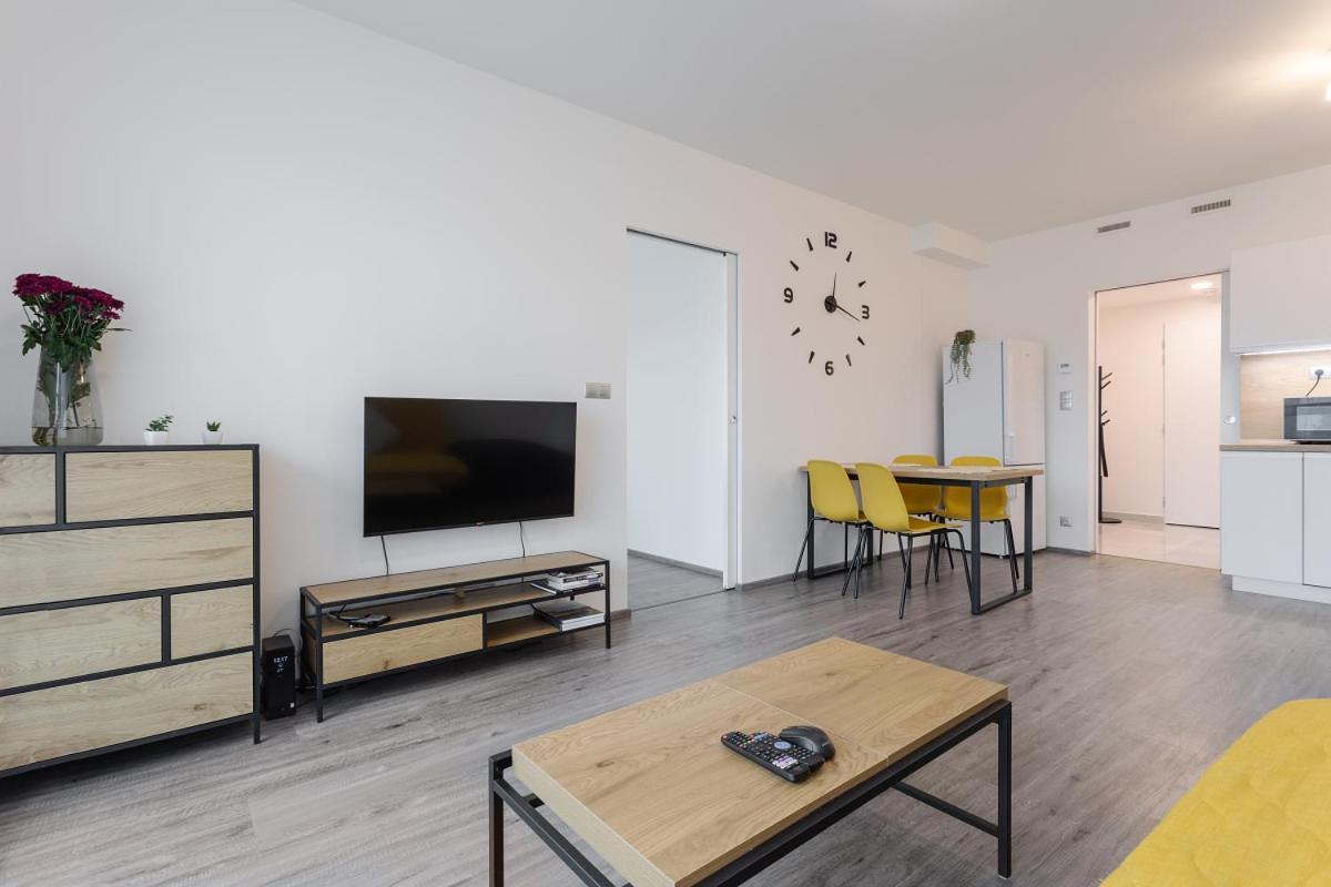 Yellow Apartment With Parking Prague Exterior photo